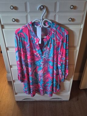 Dear Scarlett Wrinkle Free V-Neck Floral Tunic Top in Pink and Teal
